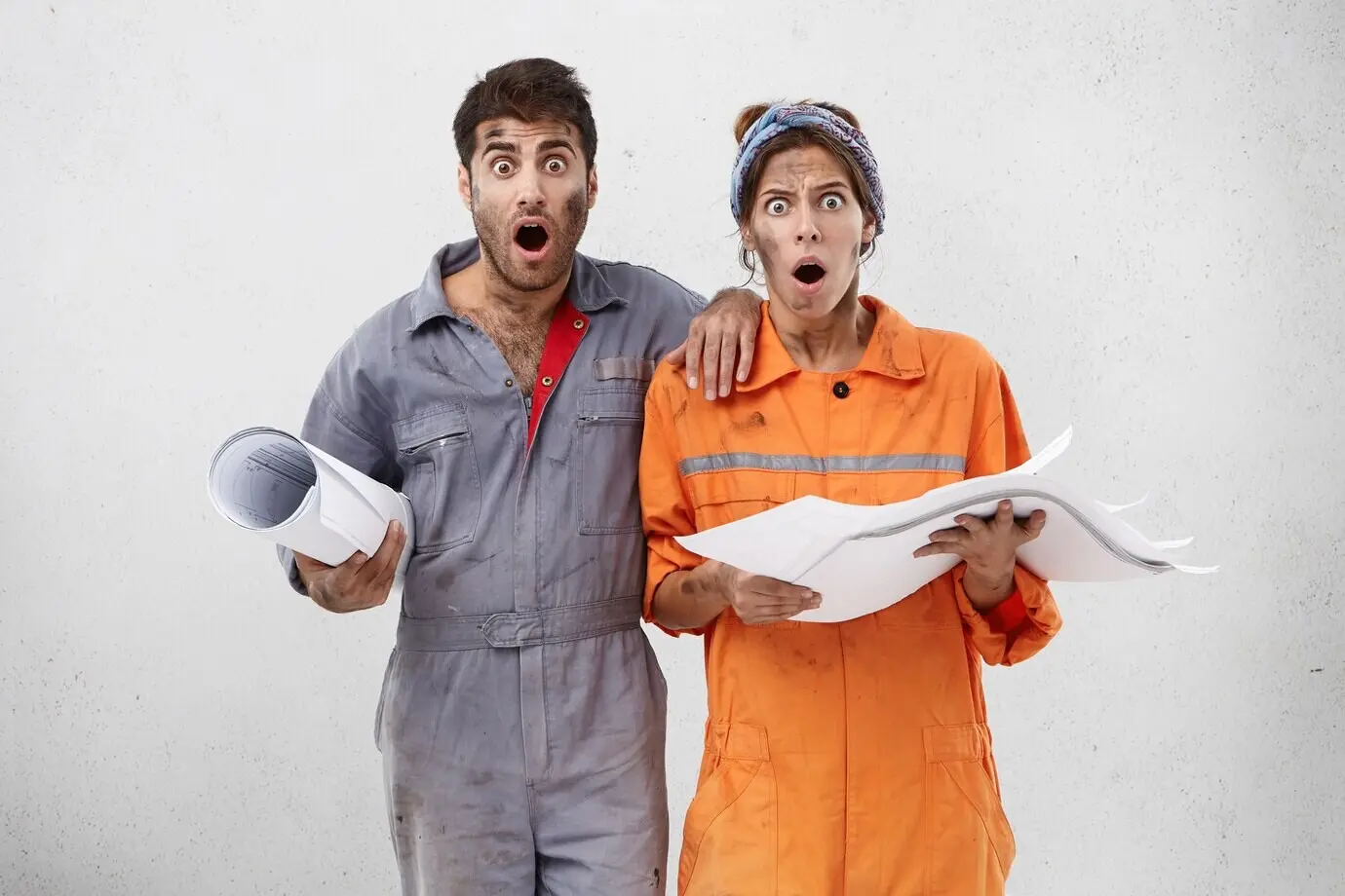 Arbeiterinnen und Arbeiter in Arbeitskleidung