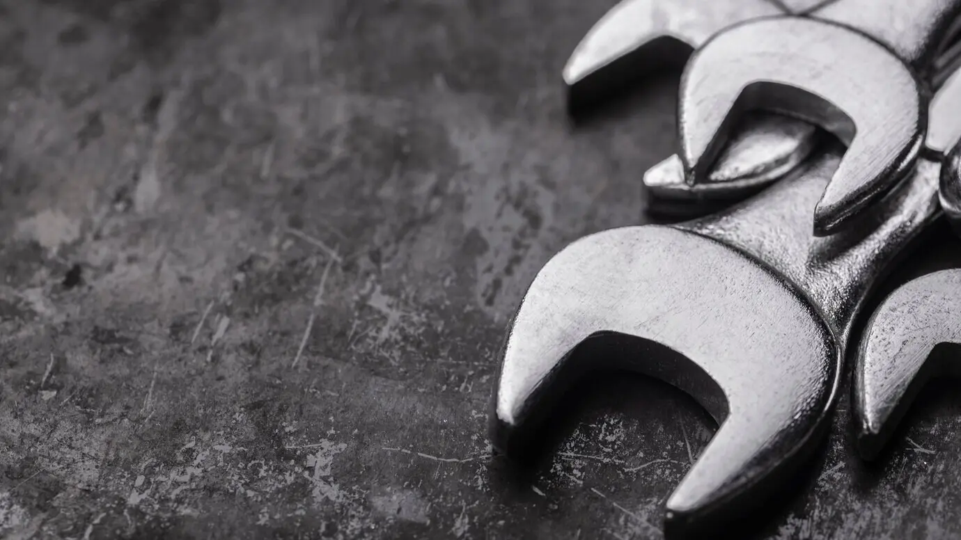 Hochwinkelaufnahme von Metallschlüsseln mit freiem Platz für Text.