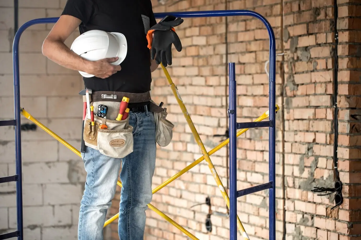 Bauarbeiter mit Bauwerkzeugen auf einer Baustelle